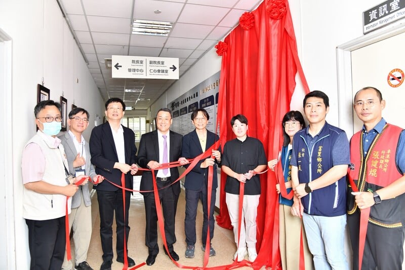 LINE_ALBUM_1150828玉里醫院60週年院慶　簡以嘉院長點光祈福象徵邁向新未來_260903_1_316b570a2656ba1d.jpg